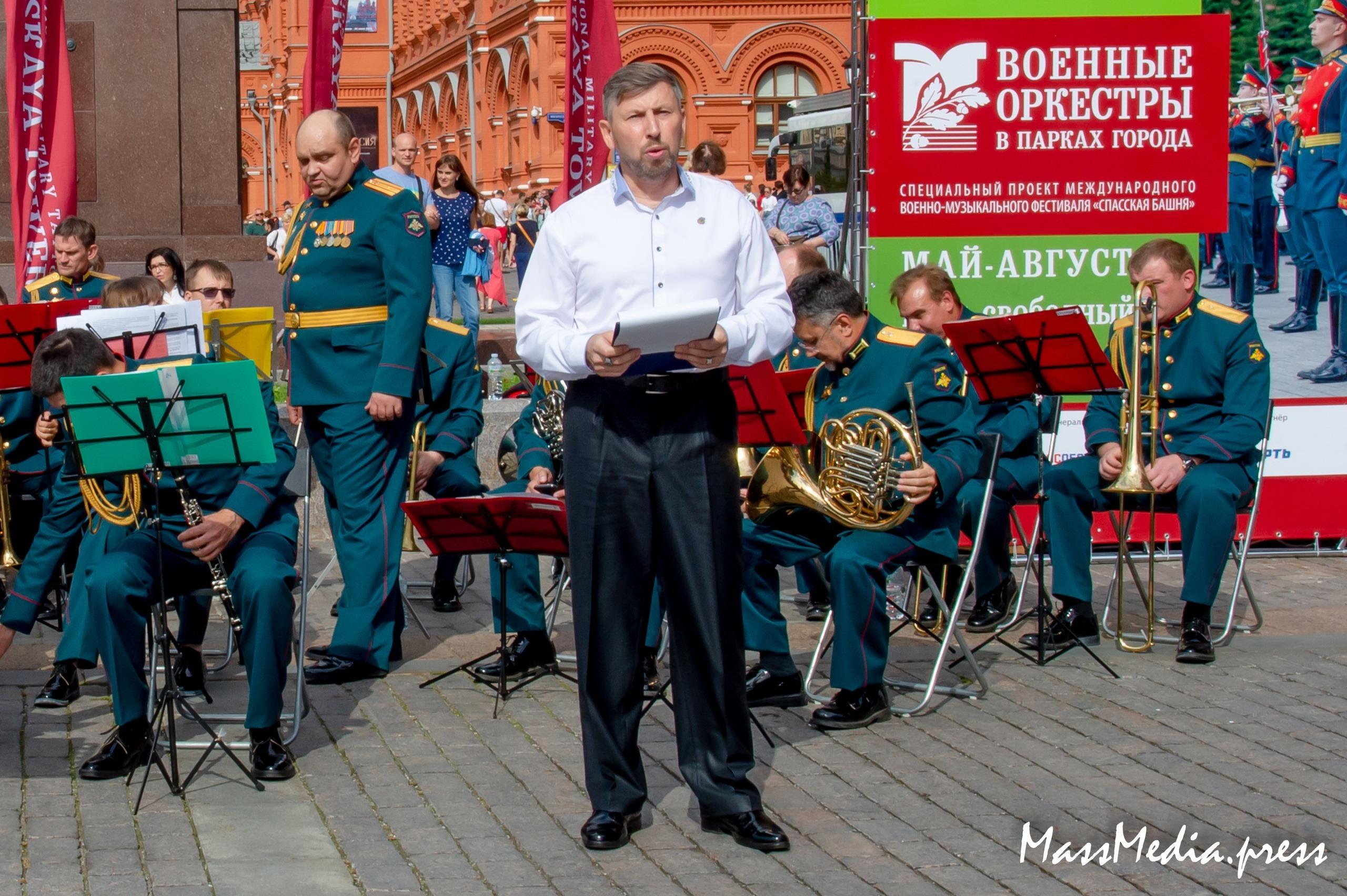 На Манежной площади в исполнении военного оркестра прозвучало попурри на темы песен Фрэнка Синатры