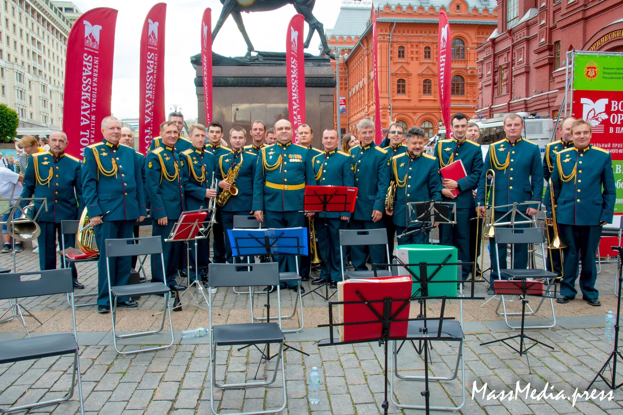 На Манежной площади в исполнении военного оркестра прозвучало попурри на темы песен Фрэнка Синатры